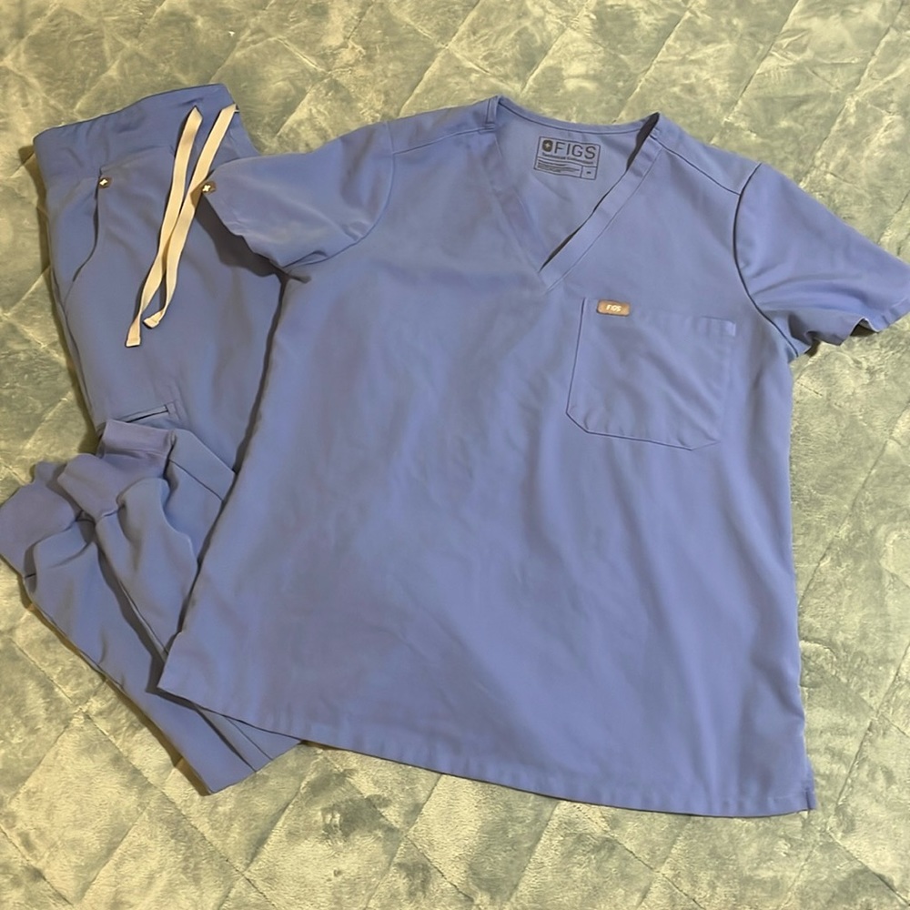 Figs scrub set. Medium top, medium/tall jogger